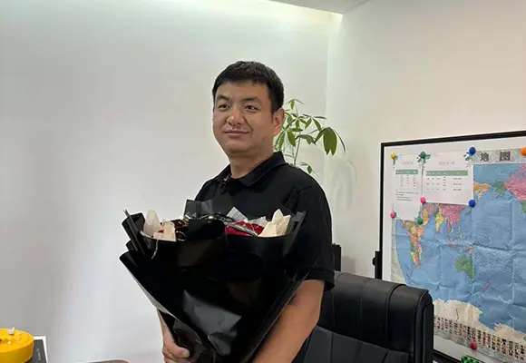 庆祝辉煌时刻：润颖集团CEO迎来生日，共筑企业新篇章‌